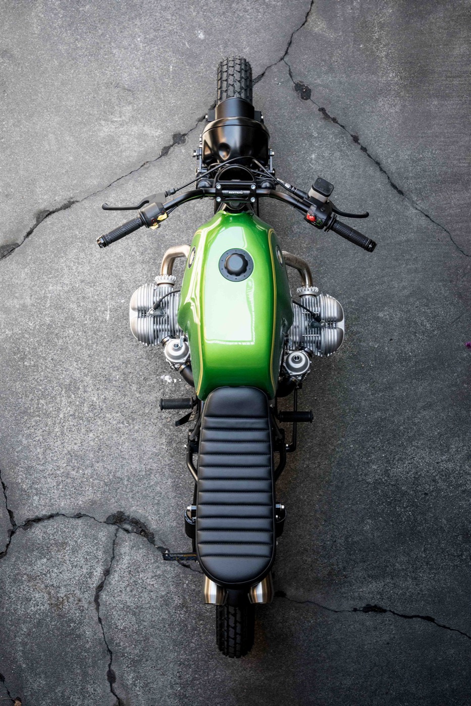 R75 Heritage — 斜め折り目フィーチャー
